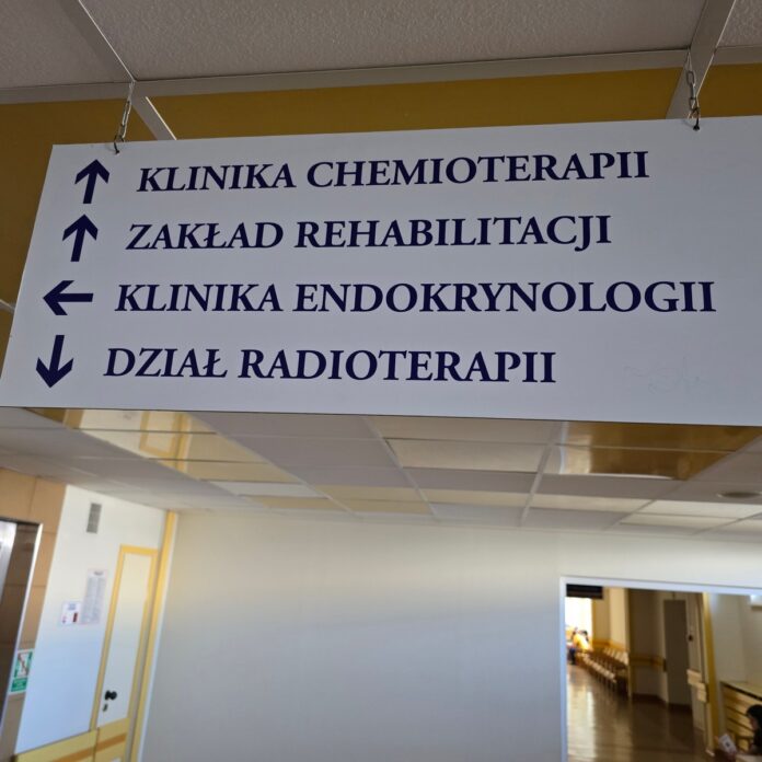 świętokrzyskie centrum onkologii tablica z napisami: klinika chemioterapii, zakład radioterapii, klinika endokrynologii