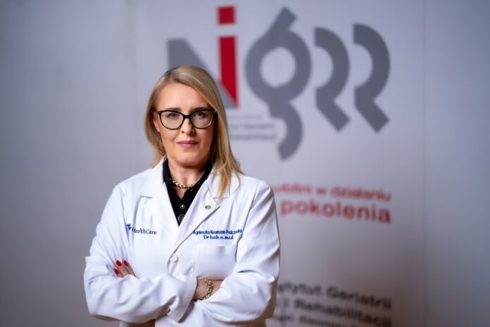 prof. Agnieszka Neumann-Podczaska, była dyrektor naczelną Narodowego Instytutu Geriatrii, Reumatologii i Rehabilitacji w białym kitlu lekarskim