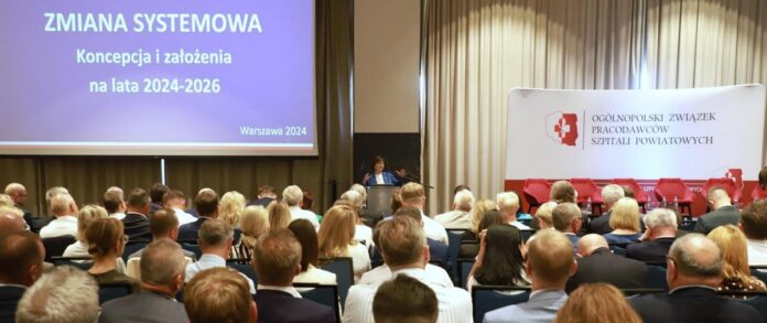 sala konferencyjna, siedzą dyrektorzy szpitali, przemawia minister zdrowia Izabela Leszczyna