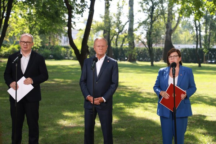 konferencja w ogrodach KPRM. Od lewej stoją: Adam Bodnar, minister sprawiedliwości, premier Donald Tusk, Izabela Leszczyna, minister zdrowia