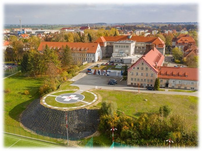 widok ogólny na budynki szpitala w Sztumie, na pierwszym planie lądowisko dla helikopterów