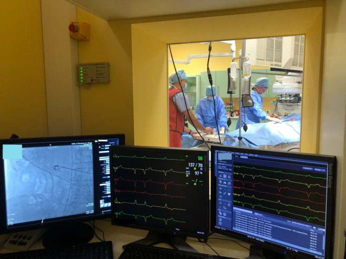 widok na salę operacyjną - wszczepienie-bezelektrodowego-dwujamowego-stymulatora